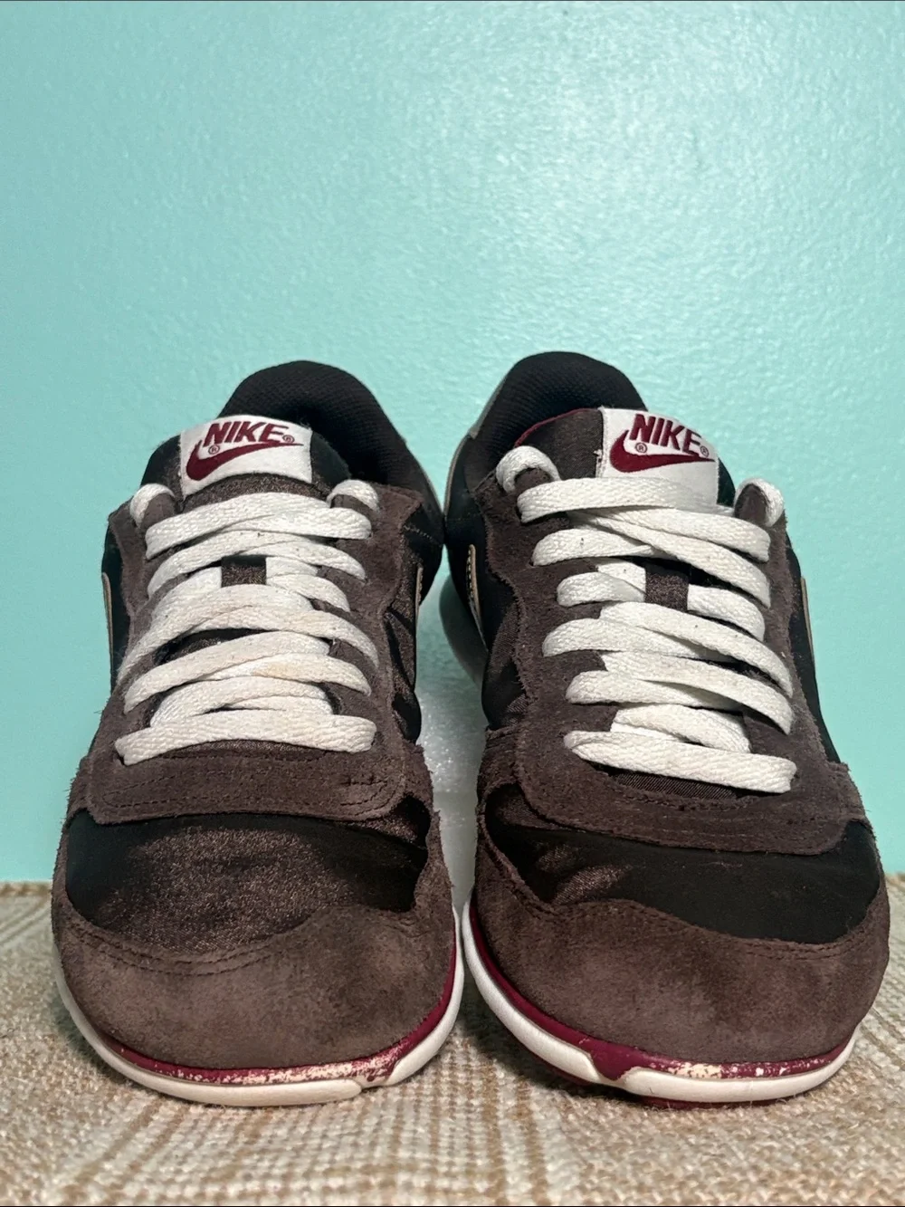 Women’s Vintage Nike Eclipse Running Shoe with Metallic Bronze Nike Swoosh. Sz-8